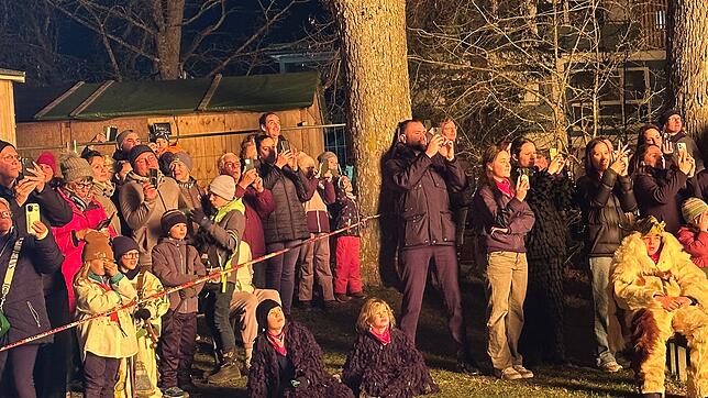 Jung und Alt versammeln sich zahlreich im Hindenburgpark. So eine imposante Hexenverbrennung sieht man schließlich nicht alle Tage. ...