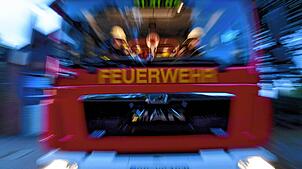 ARCHIV – 17.07.2019, Schleswig-Holstein, Aukrug-Homfeld: Einsatzkräfte der Feuerwehr sitzen in ihrem Fahrzeug. (zu dpa: “Autos brennen ...