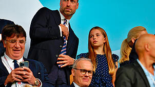 Unterwegs mit Papa William: Prinzessin Charlotte verfolgte in der Schweiz live den EM-Finalsieg der englischen Frauenfußballmannschaft.