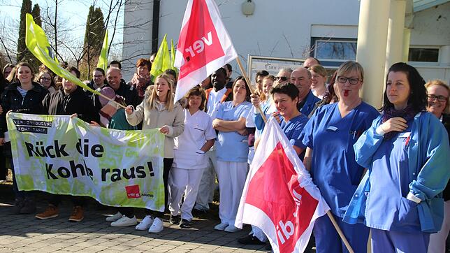 Mit einer Protestaktion machten gestern die Beschäftigten der am Krankenhausstandort Pfullendorf auf ihre Forderungen im aktuellen ...