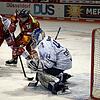 Wild Wings-Torhüter Patrik Cerveny hatte in Düsseldorf viel zu tun. In dieser Szene versucht er gegen Ken Andre Olimb (links) und ...
