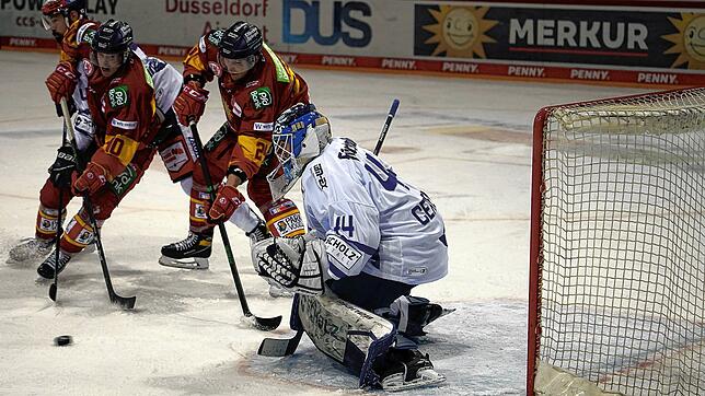 Wild Wings-Torhüter Patrik Cerveny hatte in Düsseldorf viel zu tun. In dieser Szene versucht er gegen Ken Andre Olimb (links) und ...