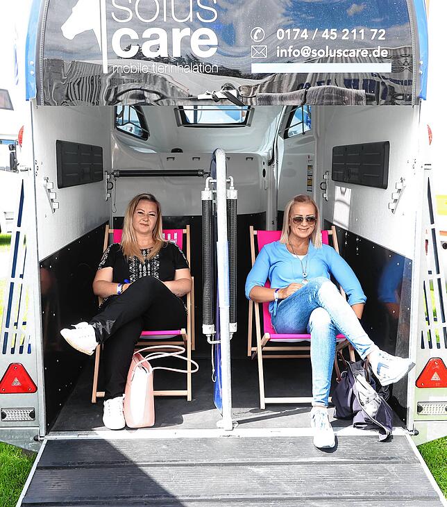 Sandra Hauch (links) und Sibylle Roth machen es sich im Liegestuhl bequem.