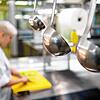 Ein Blick in eine Restaurantküche (Symbolfoto): Die Ausbildungssituation der Gastronomie-Branche ist in der Region nicht erfreulich. Im ...