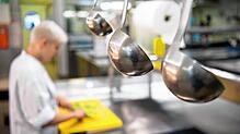 Ein Blick in eine Restaurantküche (Symbolfoto): Die Ausbildungssituation der Gastronomie-Branche ist in der Region nicht erfreulich. Im ...