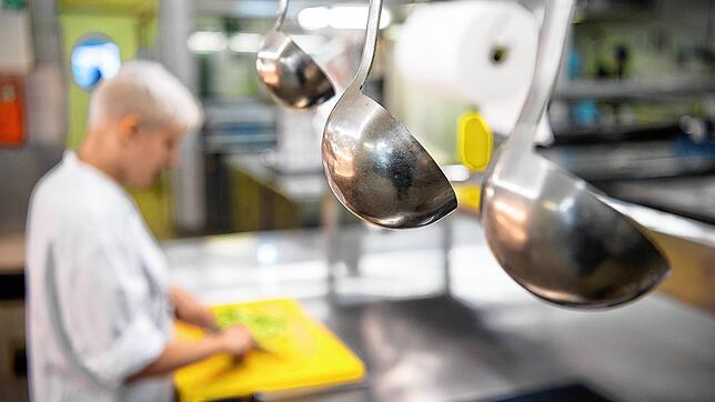 Ein Blick in eine Restaurantküche (Symbolfoto): Die Ausbildungssituation der Gastronomie-Branche ist in der Region nicht erfreulich. Im ...