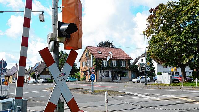 Wird voraussichtlich im November wieder in Betrieb genommen: Die stillgelegte Ampelanlage beim Bahnübergang. Die kaputte Anlage wird ...