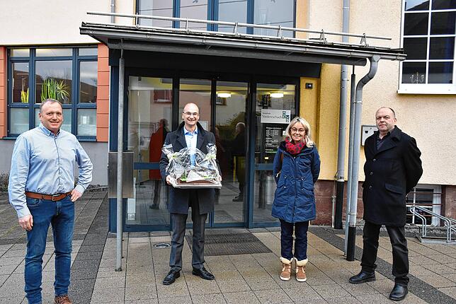 Ortsbaumeister Hartmut Stern (von links), Bürgermeister Martin Ragg, Marina Ströber und Berthold Stern ärgern sich sehr über die ...