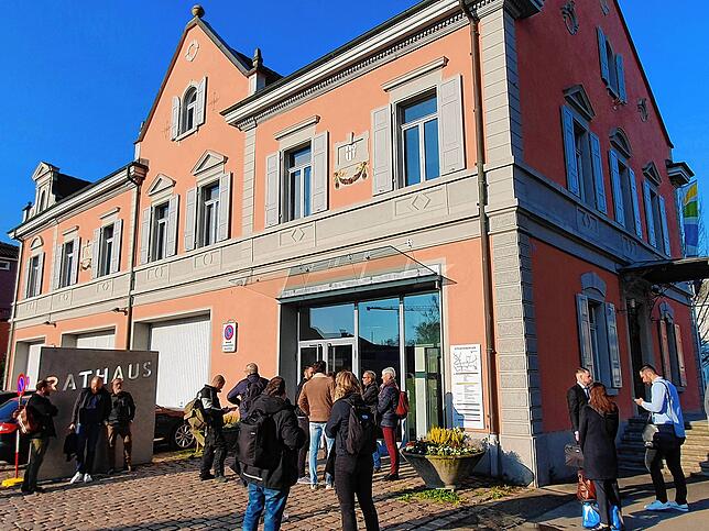 Der Andrang vor dem Rathaus Kreuzlingen am ersten Tag des Tötungsprozesses im Fall Bottighofen war groß.