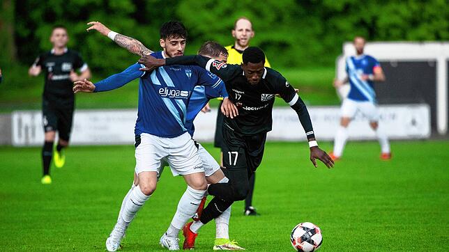 Im Mai 2022 spielte Angelo Rinaldi (links) mit der SGV Freiberg noch gegen den FC 08 Villingen, wie die Szene gegen den Ex-Nullachter ...