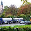 Nach dem Zusammenstoß mit einem Wohnmobil wurde der beschädigte Milchlaster in einer Bushaltestelle an der Birnau abgestellt, so dass ...