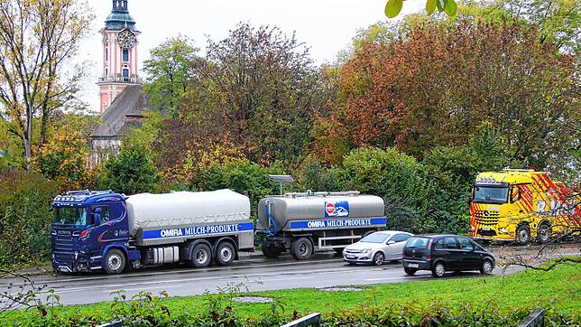 Nach dem Zusammenstoß mit einem Wohnmobil wurde der beschädigte Milchlaster in einer Bushaltestelle an der Birnau abgestellt, so dass ...