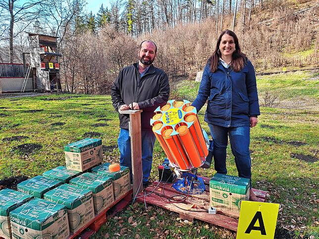 Die Vorsitzenden der Dornsbergschützen, Markus Leibinger und Lena Weigele, auf dem Parcours am Dornsberg.
