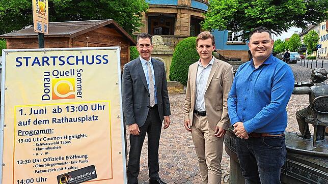 Vor dem Rathaus laufen die letzten Vorbereitungen für den Donauquell-Sommer. Beim Startschuss dabei sind dann auch Oberbürgermeister ...