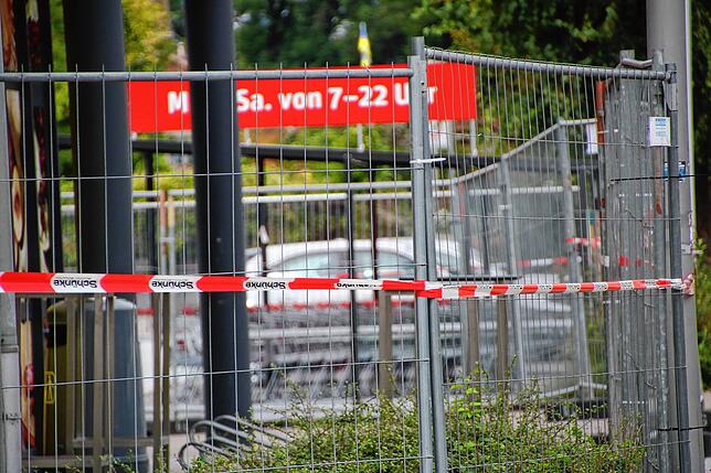 Der Rewe-Supermarkt ist durch Absperrband und Bauzäunen abgesperrt.