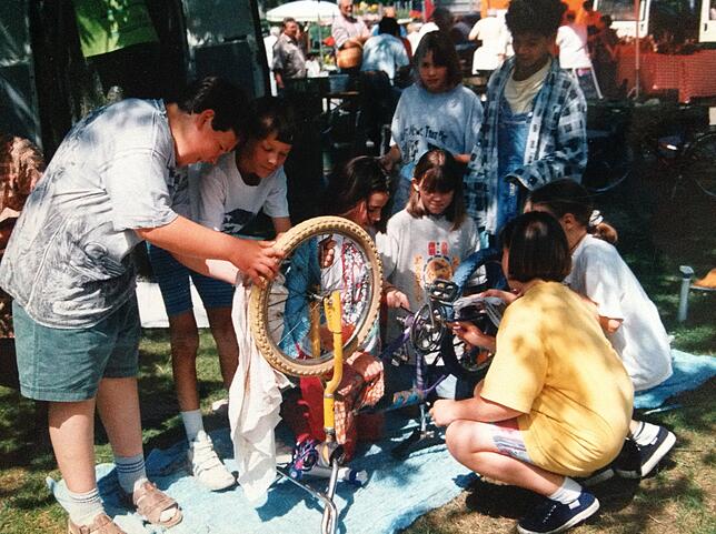 Die fünfte Klasse der Realschule übernahm 1994 eine Schülerpatenschaft im Kongo. Geld dafür sammelten die Schüler, in dem sie auf dem ...