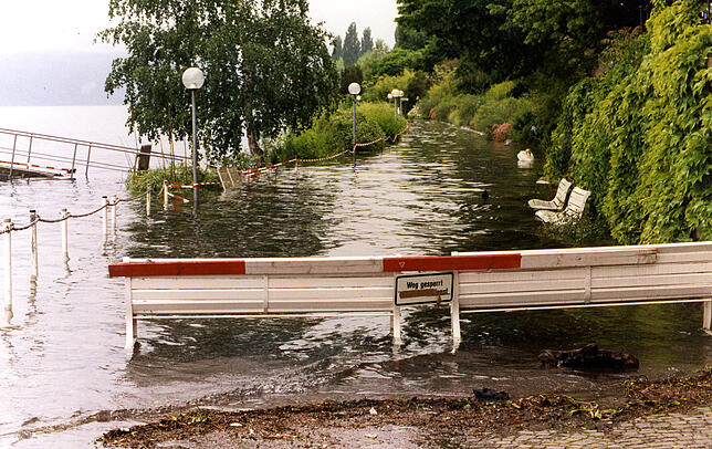 Wegen dem Hochwasser werden in Überlingen stellenweise auch Wege gesperrt.