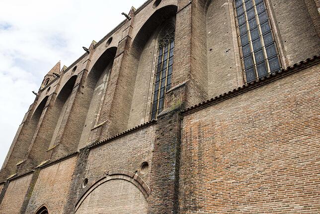 Die Jakobinerkirche aus dem 14. Jahrhundert wirkt ohne Seitenschiffe wie eine Festung der Religion und sollte gleichzeitig Armut und ...
