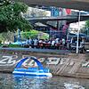 Am Schänzle unterhalb der Brücke ist dieses Schlauchboot festgemacht. Obern stehen Biertische und Bierbänke. Gegen solche Treffen hat ...