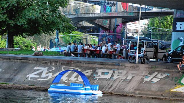 Am Schänzle unterhalb der Brücke ist dieses Schlauchboot festgemacht. Obern stehen Biertische und Bierbänke. Gegen solche Treffen hat ...