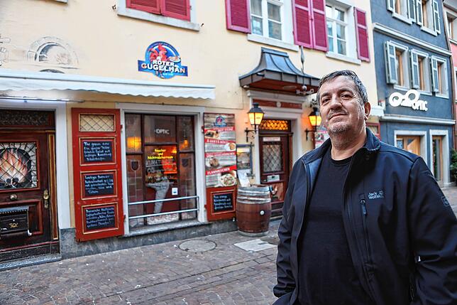Gastronom Izet Begic vor dem Restaurant Roter Gugelhan in Konstanz.