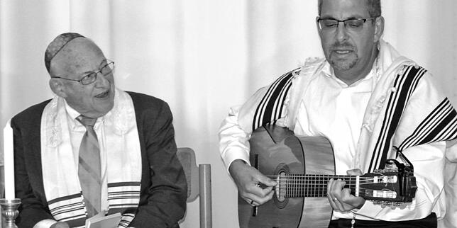Rabbiner Tovia Ben-Chorin (links) mit seinem Sohn, dem Rabbiner Golan Ben-Chorin in Konstanz im Jahr 2019.