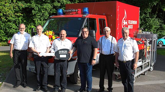 Von links bei der Fahrzeugweihe: Andreas Egger (Kreisbrandmeister), Wolfgang Leber (Kommandant), Ralf Glaser (stellvertretender ...