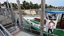 Birgitta Baumann (links) und ihr Mann Roland Baumann sowie ihre Mitarbeiterin Barbara Meier beim Anlegen des Motorschiffs Alet in ...