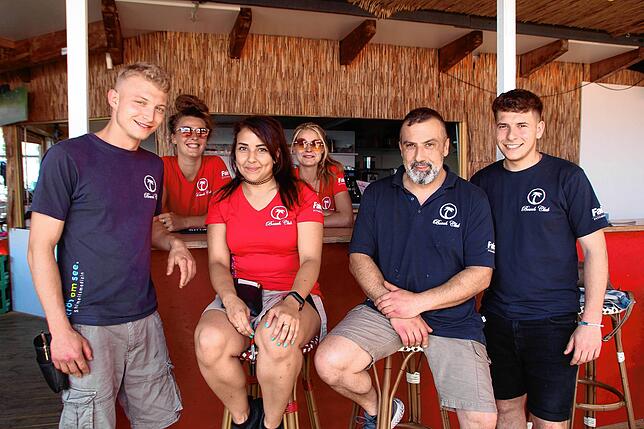 Das Team Beach-Club Friedrichshafen (von links): Jonas Bertsch, Peppa Düesberg, Tiffany Ipiranga, Alice Amann, Domenico Patamisi und ...