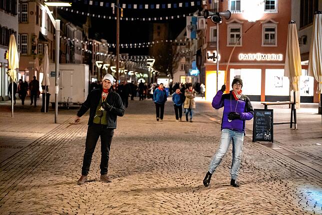 Benedikt Lang (links) und Benedikt Hass beim Einpfitzen in der Niederen Straße.