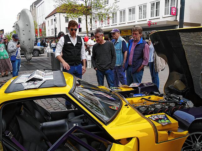 Daniel Lützow vom Museum Art & Cars erklärte den interessierten Passanten einen Marcos GT.