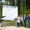 Bei der Besichtigung des Amphibienleitsystems im Wangental wurde auch eine Infotafel enthüllt. Von links: Margarethe Peipp-Koch ...