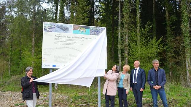 Bei der Besichtigung des Amphibienleitsystems im Wangental wurde auch eine Infotafel enthüllt. Von links: Margarethe Peipp-Koch ...