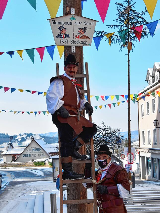 Bild 12: Bilder von der Narrenbaumaktion der Stockacher Zimmerergilde am Schmotzigen Dunschtig: Jetzt ist der Baum der Stammbaum aller Narren