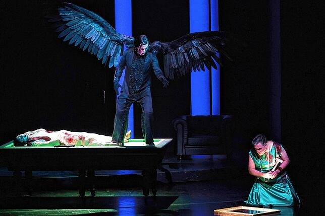 Svetlana Aksenova als Asteria (liegend) , Lucio Gallo (mit Flügeln) als Simon und Rafael Rojas als Nero im Kleid seiner Mutter.