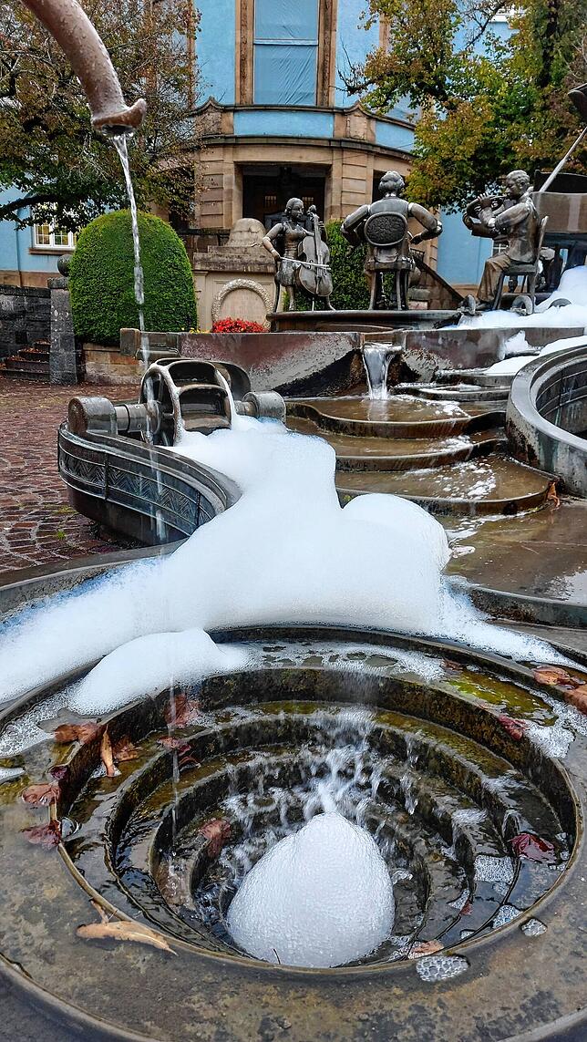 Wo das Wasser nach unten fällt bilden sich immer neue Schaumbläschen, die sich dann in einer konischen Schaumhaube am Ablauf sammeln.