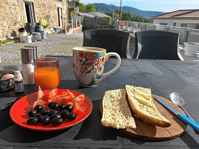 Die Villingerin genießt das Sonntagsfrühstück in der portugiesischen Morgensonne.