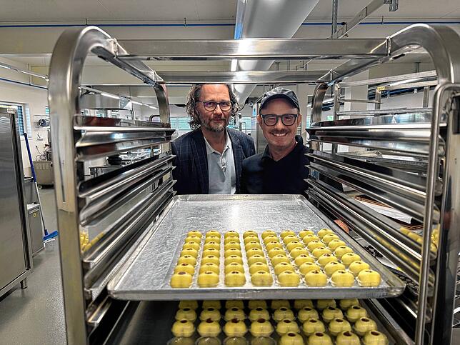 Jens und Rafael Mutter mit frisch produzierten Nougatherzen.