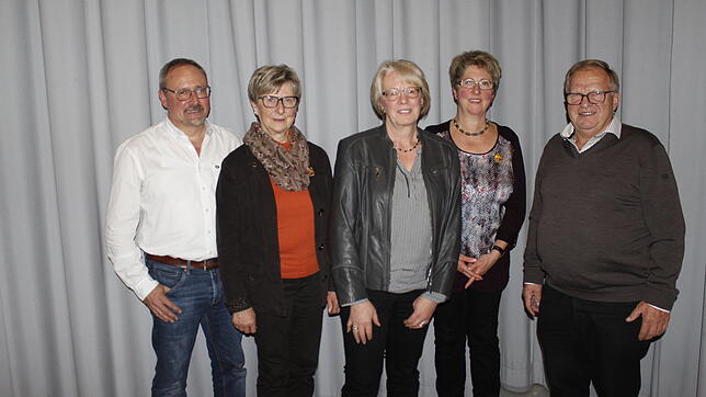 Mit dem Vereinsorden in Gold für 25 Jahre Mitgliedschaft wurden Renate Kästle, Regina Lehmann und Hannelore Oswald (Mitte, von links) ...