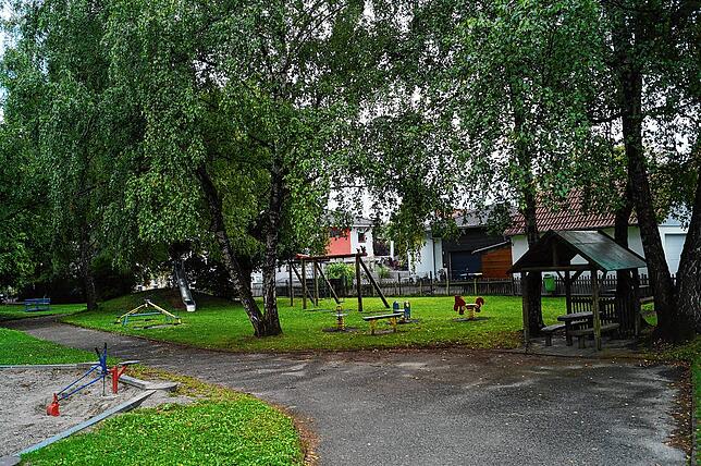 Die kleine Seegemeinde hält an der Hagnauer Straße einen riesigen Spielplatz unter Bäumen vor mit Schaukeln, Nestschaukel, großem ...