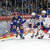 Wild Wings-Neuzugang Kyle Platzer (links) bekommt es in dieser Szene gleich mit zwei Gegenspielern zu tun. Die Schwenninger verloren den ...