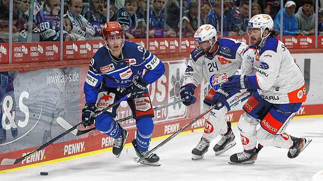 Wild Wings-Neuzugang Kyle Platzer (links) bekommt es in dieser Szene gleich mit zwei Gegenspielern zu tun. Die Schwenninger verloren den ...