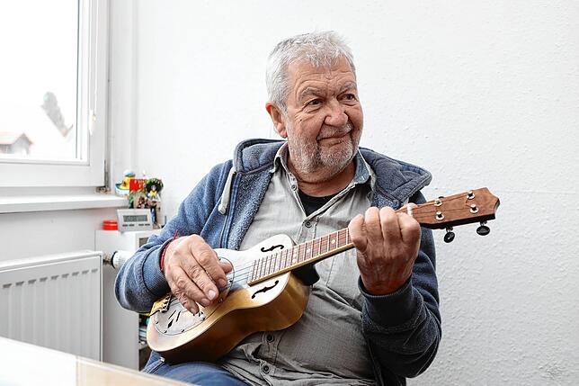 Heizmann an der Ukulele. Die ist metallverstärkt und dadurch ziemlich laut.