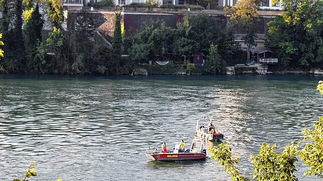Zuweilen sind die Boote von deutscher und Schweizer Seite auf dem Rhein bei Rheinfelden gemeinsam im Einsatz.