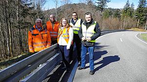 Bruno Hilbert, Reinhold Malassa, Kathrin Mies und Gerd Woop und Henrik Selisky neben dem neuen Unterfahrschutz an der Leitplanke entlang ...