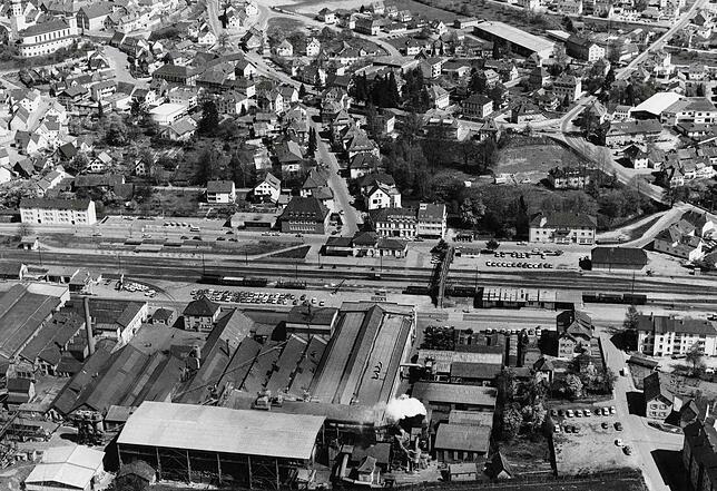 Der Stockacher Bahnhof damals: Im April 1977 liegen noch deutlich mehr Gleise als heute, auch der Anschluss an die Fahr-Fabrik (unten im ...
