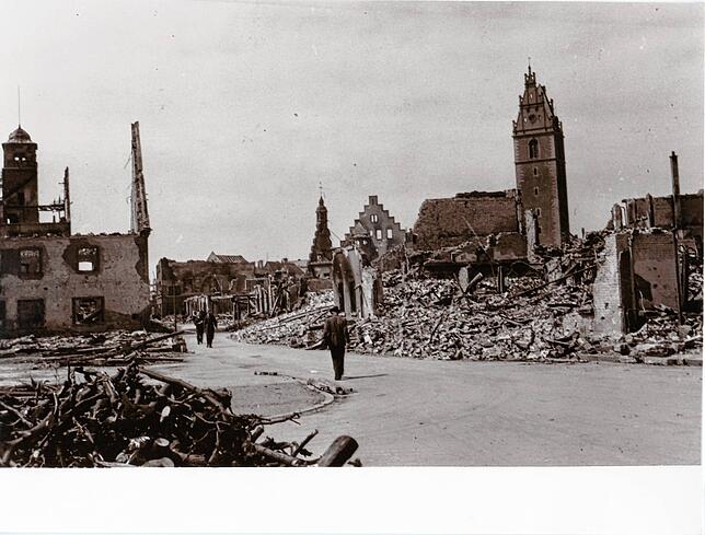 Teile der zerstörten Stadt Friedrichshafen blieben nach dem Bombardement noch jahrelang als unveränderte Trümmerlandschaft liegen.