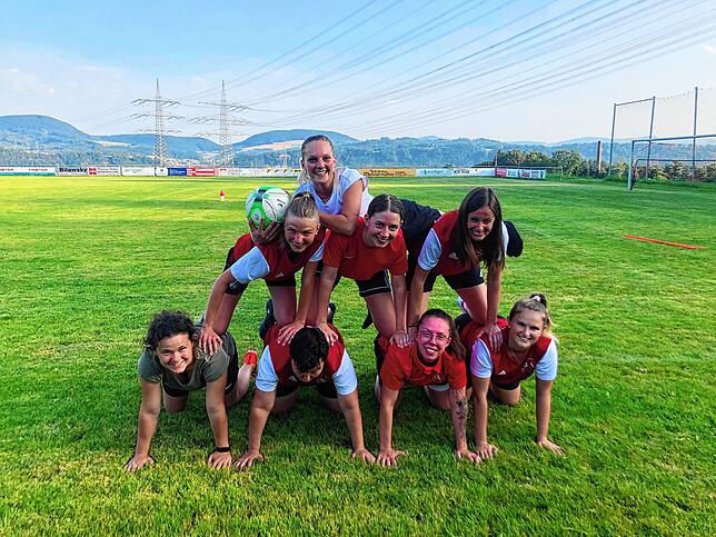 Die Frauenmannschaft des SV Niederhof ist ebenfalls heiß auf die neue Saison und zeigt ihr Saisonstartgesicht.Unterste Reihe von links ...