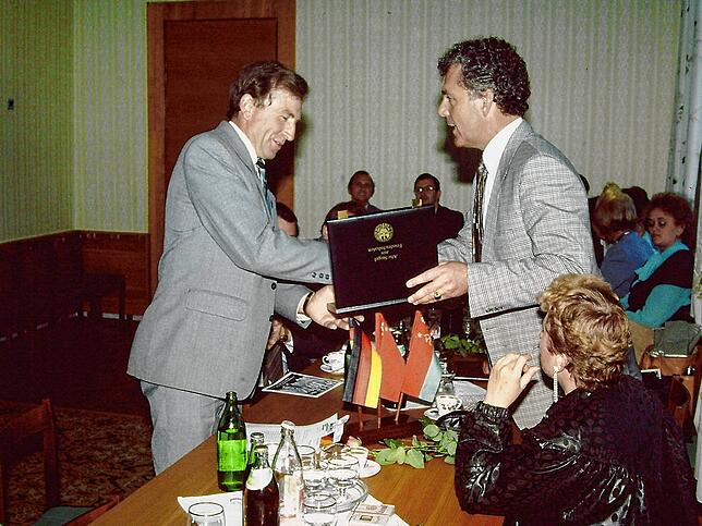 Vor 30 Jahren hat Oberbürgermeister Bernd Wiedmann dem Vorsitzenden des Exekutivkomitees im Stadtsowjet von Polozk, Konstantin Homitsch, ...