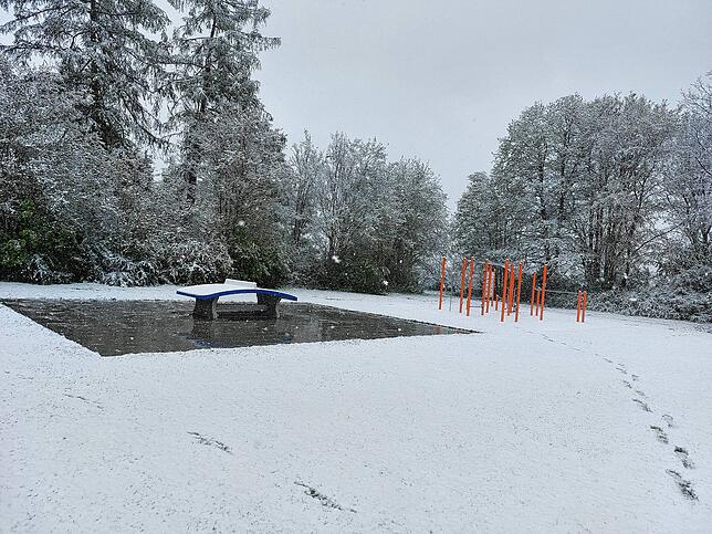 Auf dem Hubenloch beim Outdoor-Sportpark ist am Sonntagmorgen eine geschlossene Schneedecke.
